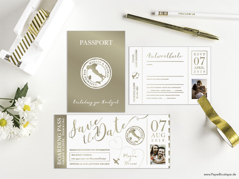 Goldene Einladungskarte zur Hochzeit als Reisepass mit Boarding Pass und Antwortkarte