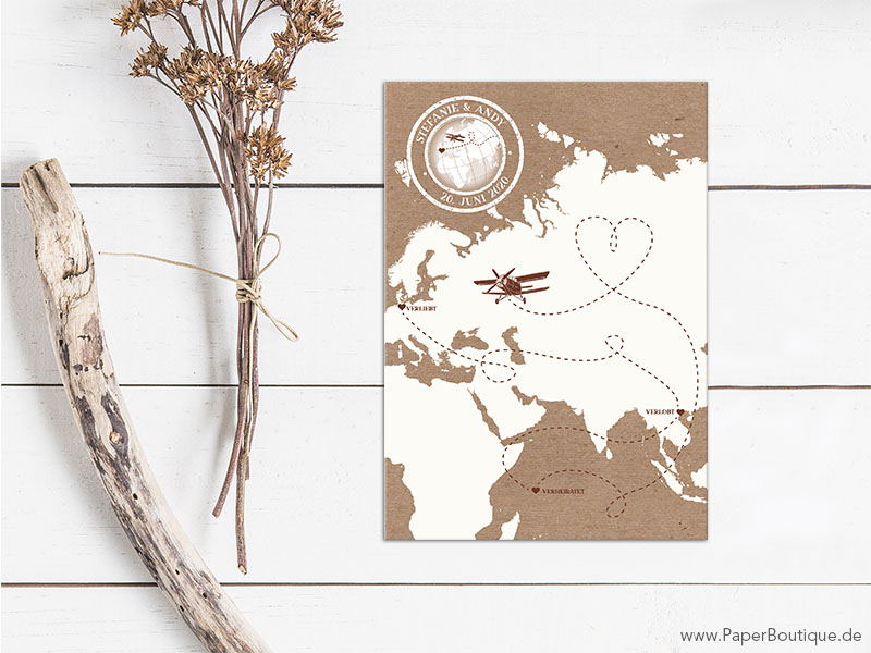 Einladungskarte zur Hochzeit mit Weltkarte und Kraftpapier