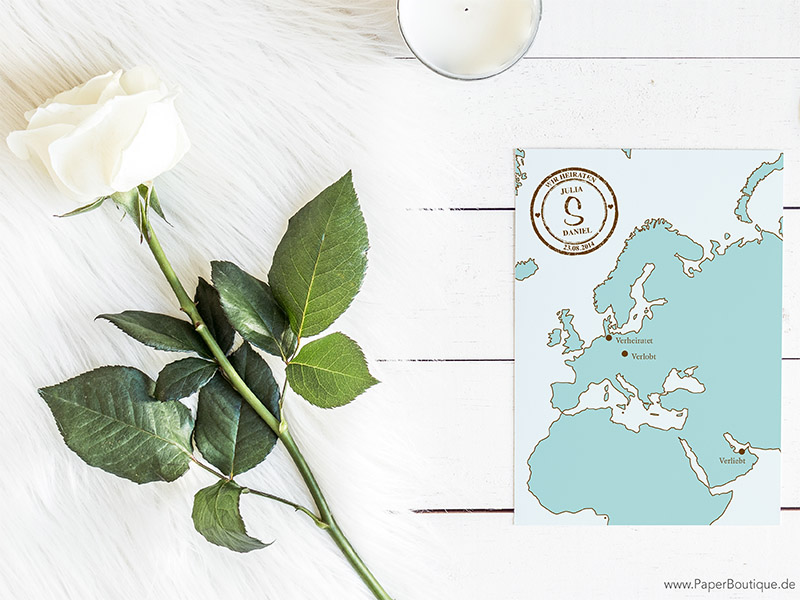 Einladungskarte zur Hochzeit mit Weltkarte und Orten